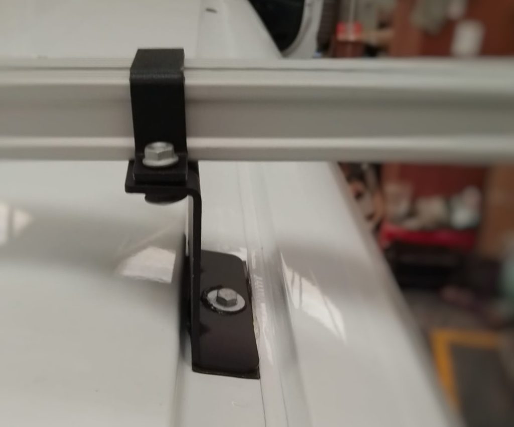 An ULTI Bar+ roof bracket and bar in profile